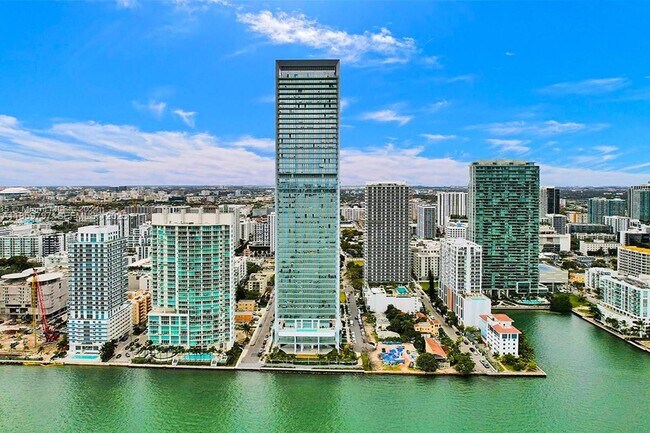 Building Photo - 700 NE 26th Terrace