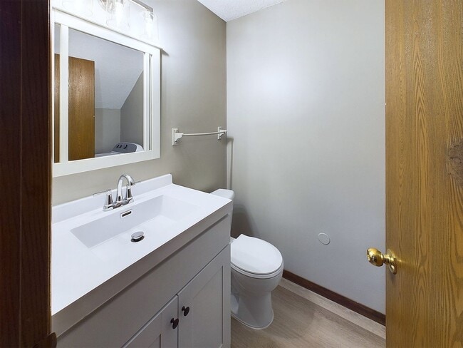 Building Photo - Maple Grove 3BR Townhome, Fully Remodeled