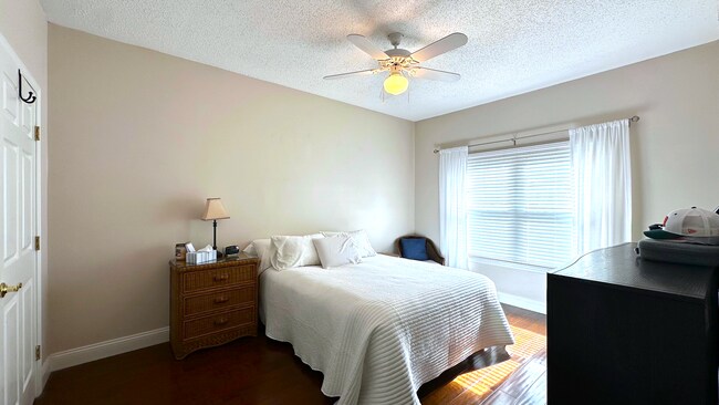 Building Photo - Gated Community, 3/2, Just Minutes to Beach!