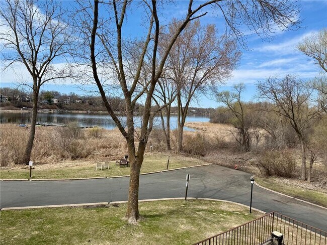 Building Photo - 1304 W Medicine Lake Dr