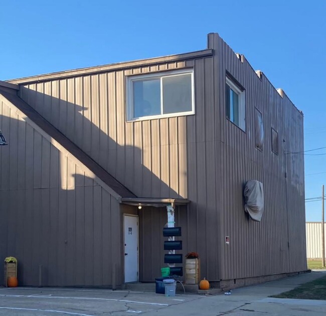 Building Photo - 929 E Grove St