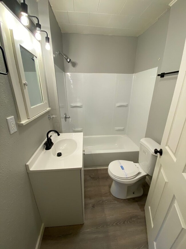 Building Photo - 3 Bedroom 1 Bath Home
