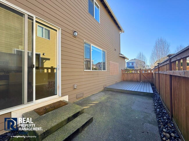 Building Photo - Spacious 4-Bedroom Home with Fenced Yard & 2-Car Garage Near JBLM!