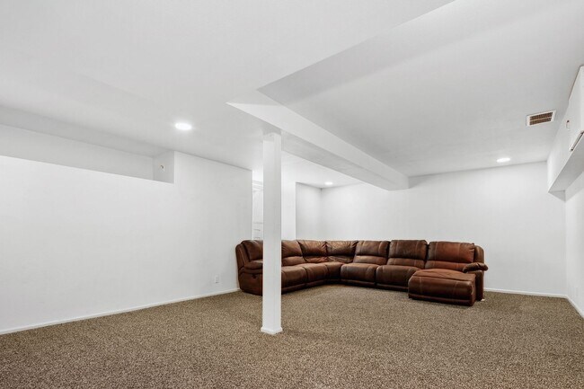 Building Photo - Parkside Paradise: Spacious 5-Bed Luxury in Hobble Creek