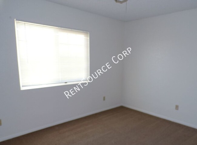 Building Photo - 2 Bedroom Duplex for Rent in Barstow