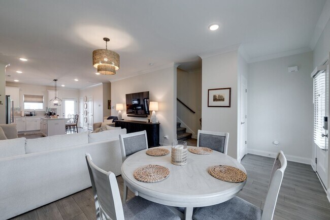 Building Photo - Townhome For Lease