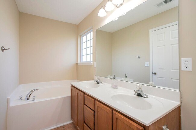 Building Photo - 3 Bed w/Bonus, Large Yard in Sought After ...