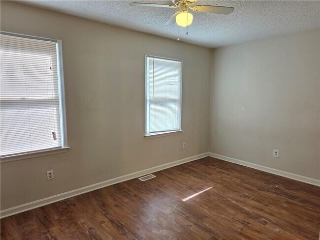 Building Photo - 1225 Oakplace Dr SW