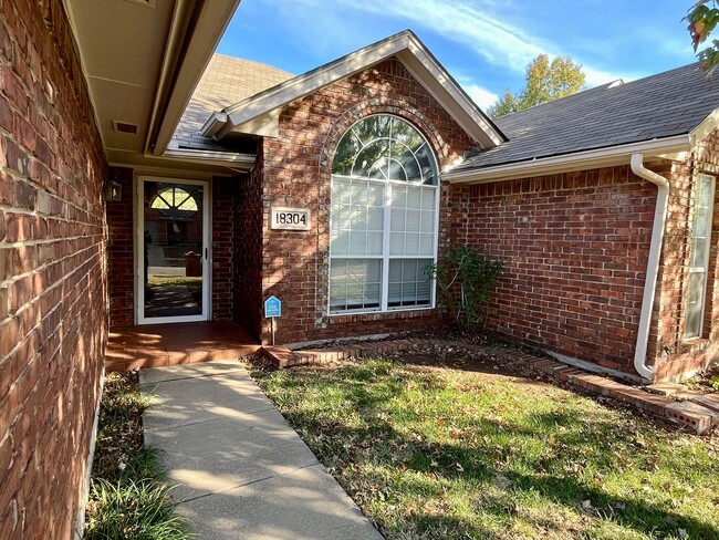 Building Photo - Beautiful Home in Edmond Community