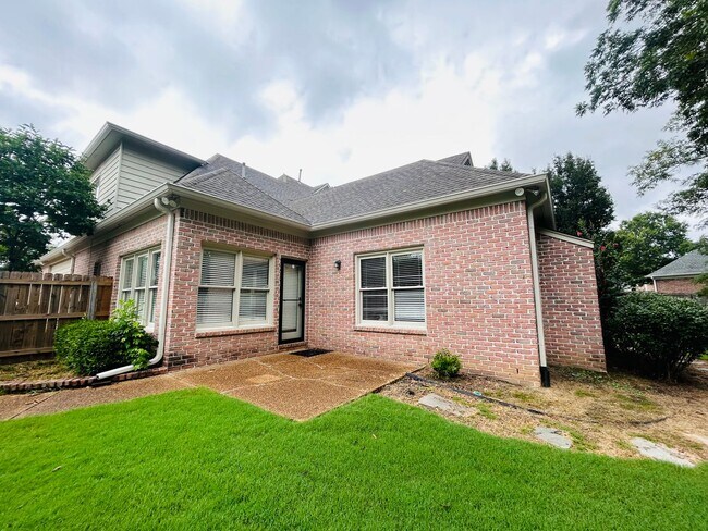 Building Photo - Beautiful Collierville home tucked away in...