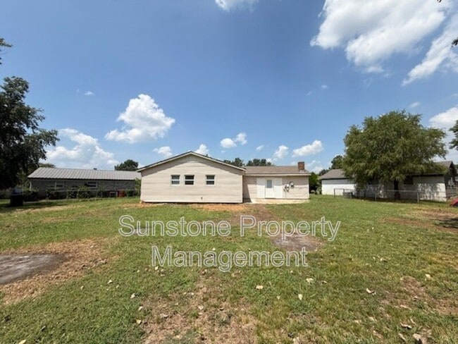 Building Photo - 305 N Dogwood St