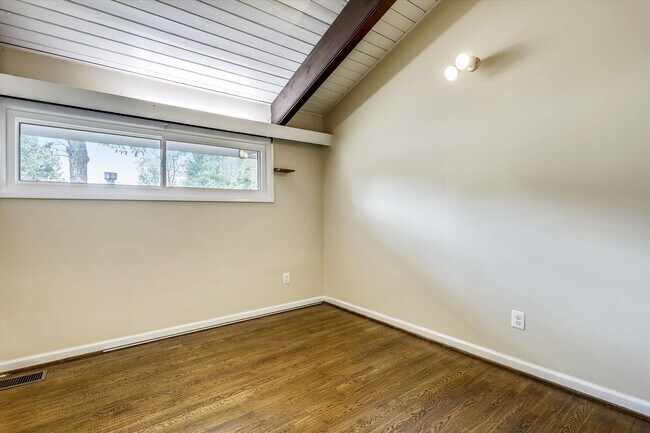 Building Photo - 3/3 Beautiful Contemporary Home in Greenwich Forest