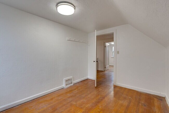 Building Photo - 1137 SE Uglow Ave