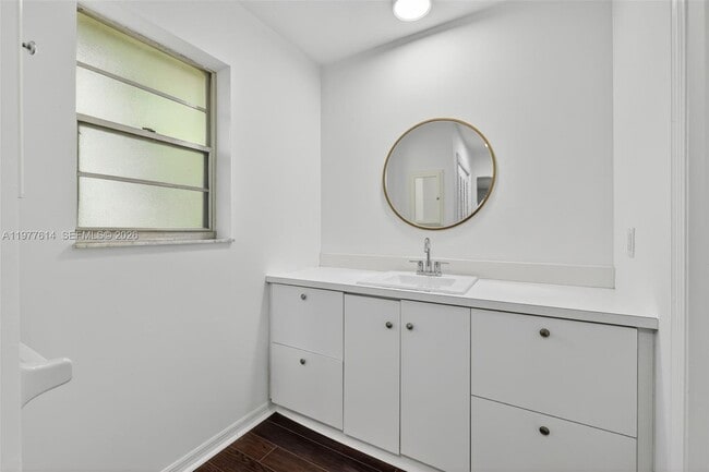 Building Photo - 770 SE Hollahan Ave