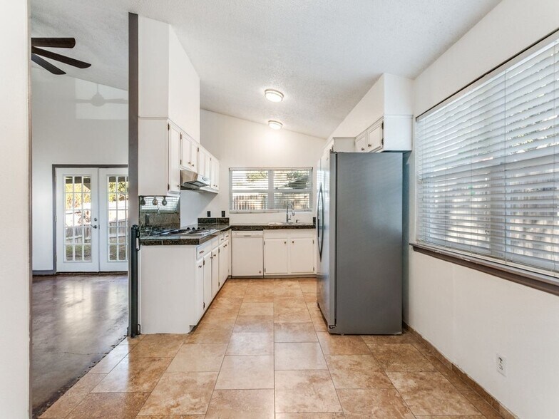 Building Photo - 12411 Ln Lira St