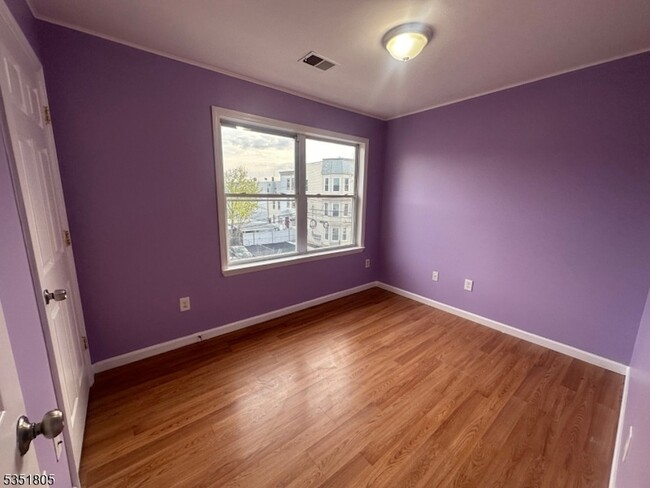 Building Photo - 613 S 20th St
