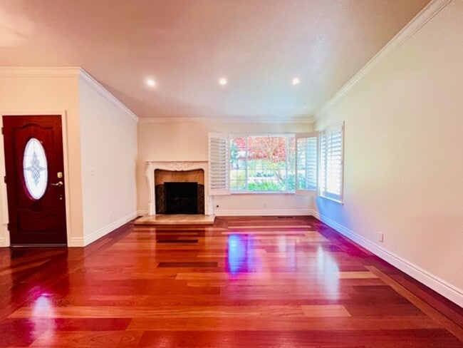 Building Photo - Gorgeous 3Bd/2BA + Den/Office or 4th Bedro...