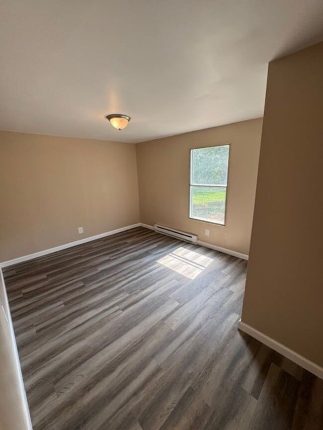 Building Photo - Newly Remodled 3 Bedroom 2 Bath Unit