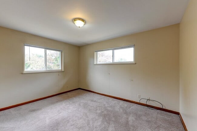 Building Photo - 4 Bed 2 Bath Close To UC Medical Center