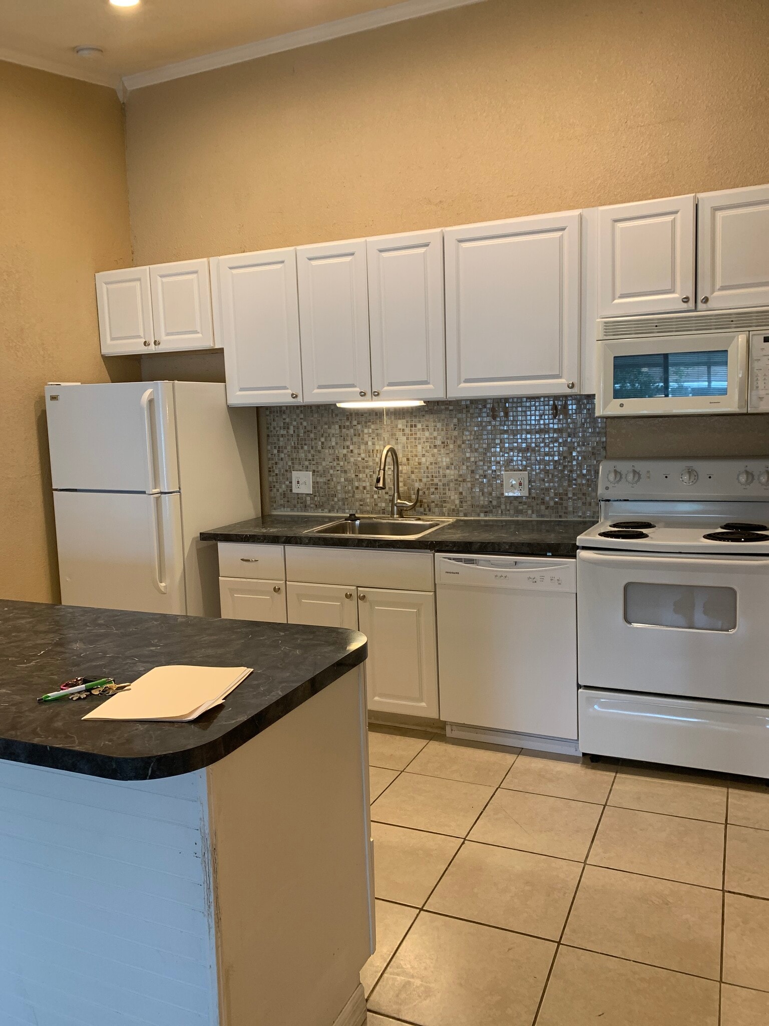 Building Photo - 520 7th Pl