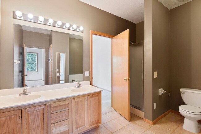 Building Photo - Charming 2-Bed Townhouse in Wayzata with Hardwood Elegance & Cozy Fireplace!