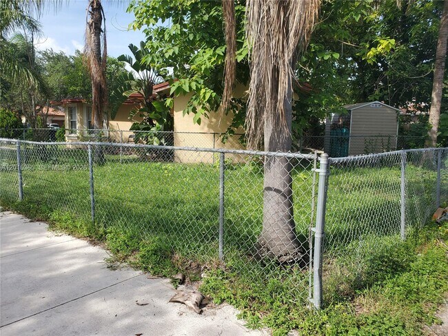 Building Photo - 715 Columbus Pkwy