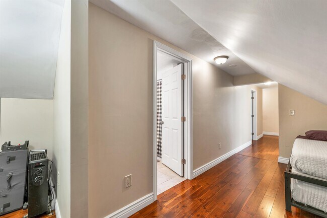 Building Photo - 172 Center St