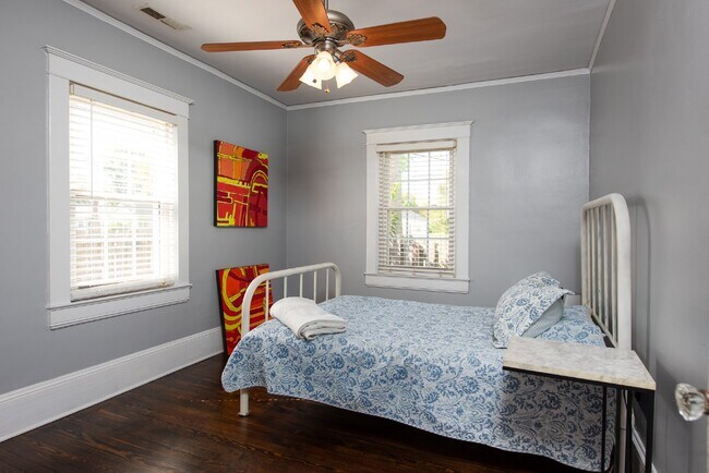 Building Photo - Fully Furnished Super Cute