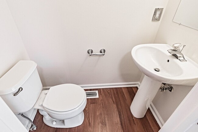 Building Photo - Exceptionally Nice 3 BR 2.5 BA Townhome in River Walk