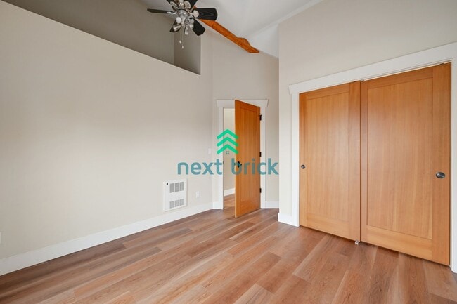 Building Photo - Stunning 2BR and 3BA single family with la...