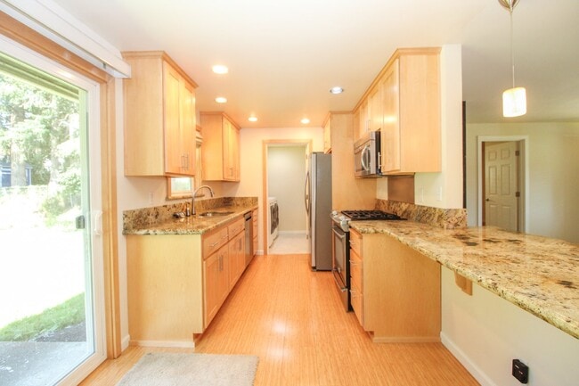 Building Photo - Charming updated 3-Bed/1-Bath Rambler on q...