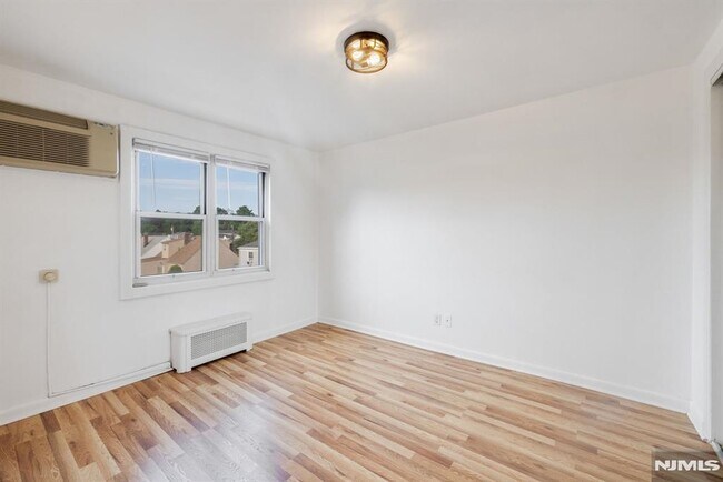 Building Photo - 25 Hastings Ave