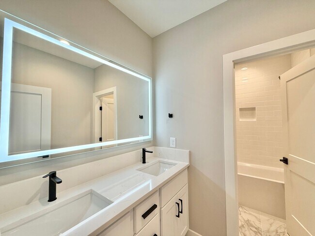 Building Photo - Brand New Luxury 3BD, 2.5BA Downtown Ralei...