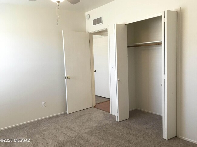 Building Photo - 7800 N Nicole Pl