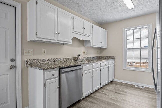 Building Photo - Updated Single Family Home in Fayetteville!