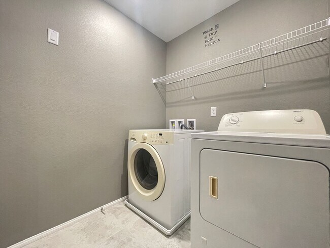 Building Photo - (Fully Furnished) 4 Bedroom + Loft,  3 Ful...
