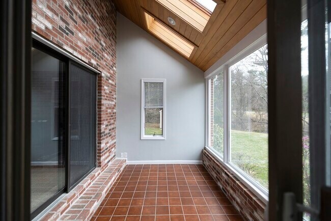Building Photo - 4 Sterling Ln