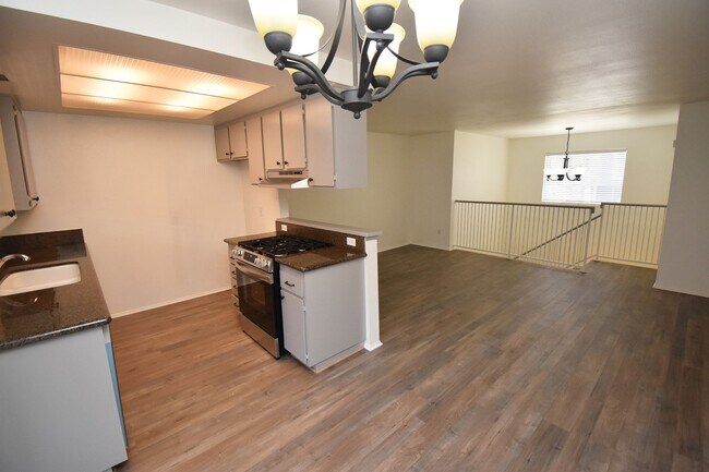 Building Photo - Gorgeous 2 Bedroom Condo