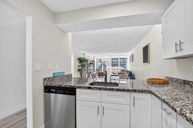 Building Photo - 8 Royal Palm Way