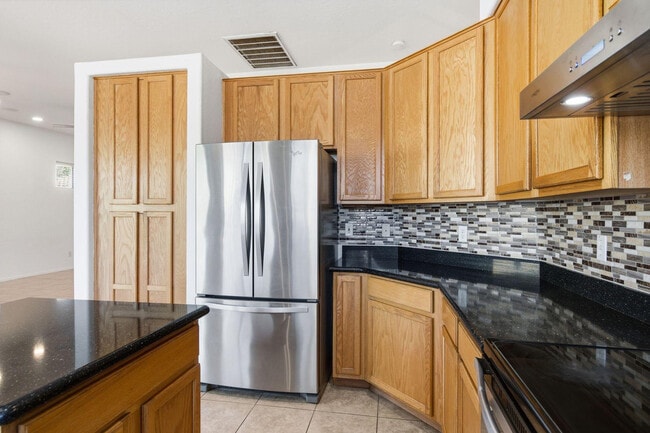 Building Photo - 906 E Sheffield Ave