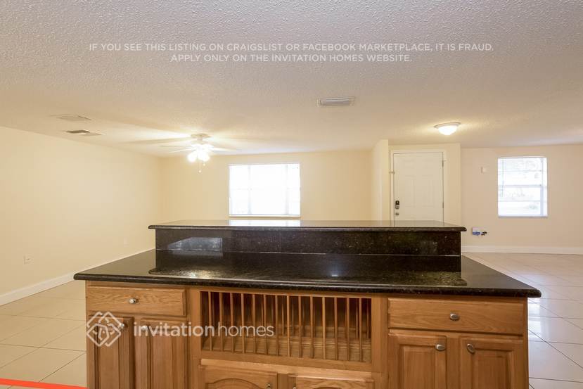 Building Photo - 11811 Roselawn Ave