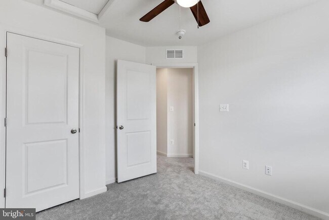 Building Photo - 233 Clifton Mnr
