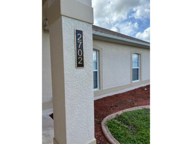 Building Photo - Beautiful 4 Bedroom 2 Bath Home! Available...