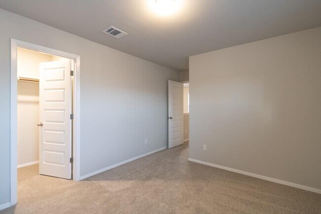 Building Photo - 213 Riverhill Cv