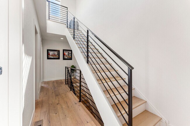 Building Photo - ROOFTOP DECK + spacious END UNIT townhome in Berkeley Neighborhood!