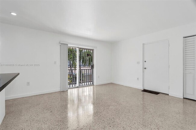 Building Photo - 559 SW 10th St