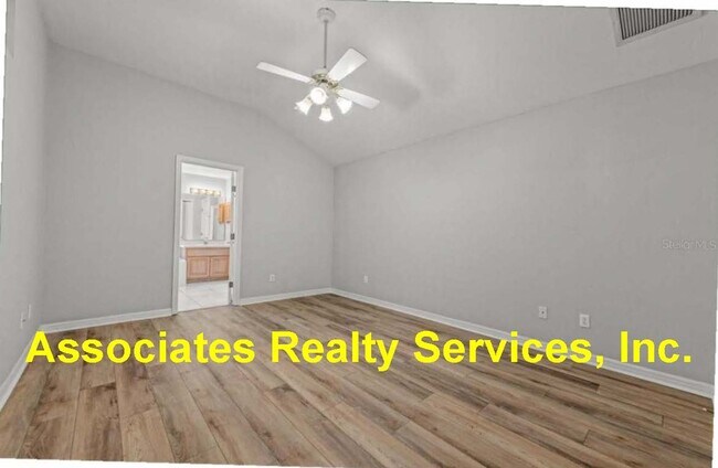 Building Photo - Turkey Creek-Three Bedroom - Two Bath 1560 sf