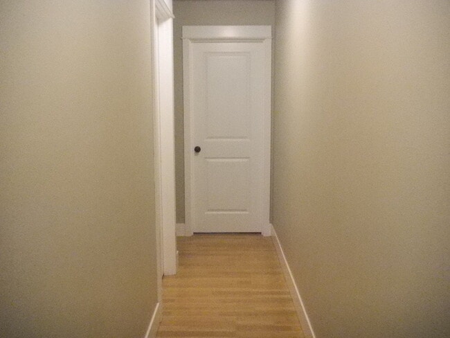 Building Photo - 5 Bedroom Duplex in University Area