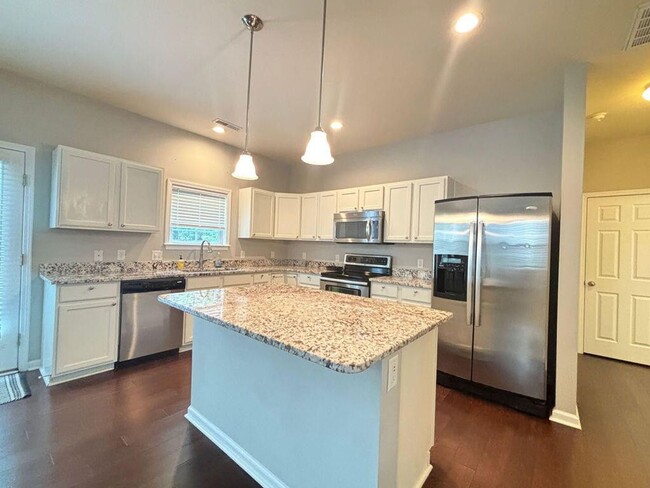 Building Photo - Available Now-Beautiful 4 BR/3BA Home