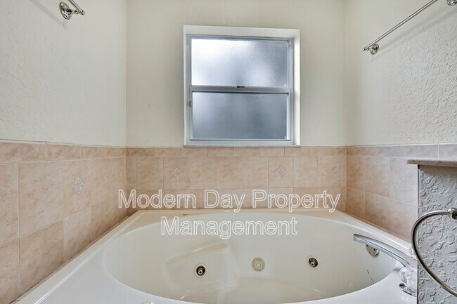 Building Photo - 12052 Jade Ave